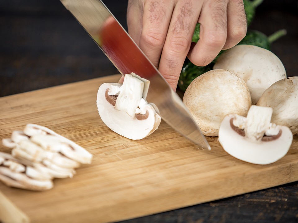 Блюда из грибов: вкусные сочетания и старинный рецепт грибных котлет от шефа Романа Степаненко