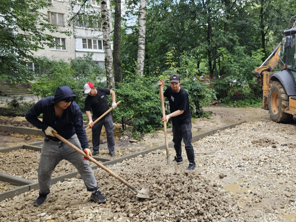 На улице Дзержинского обновляют детскую площадку: что сделано и что предстоит