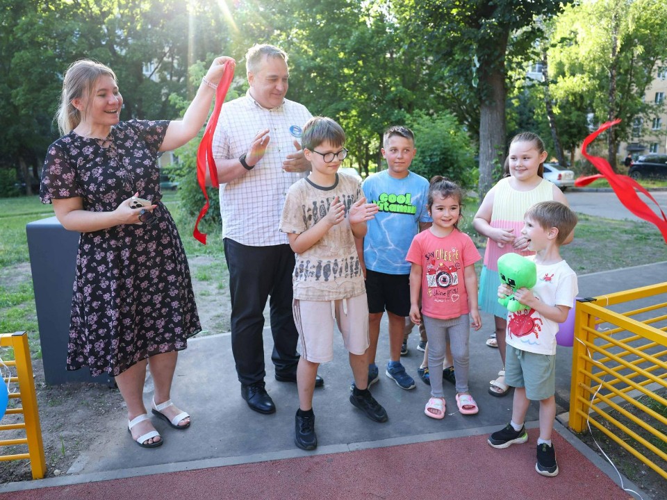 В Климовске открыли две тематические детские площадки площадью 350 кв м