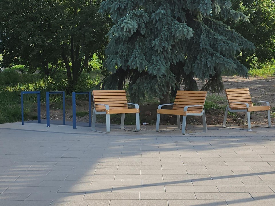 В сквер на Пролетарском проспекте установили кресла и парковку для велосипедов