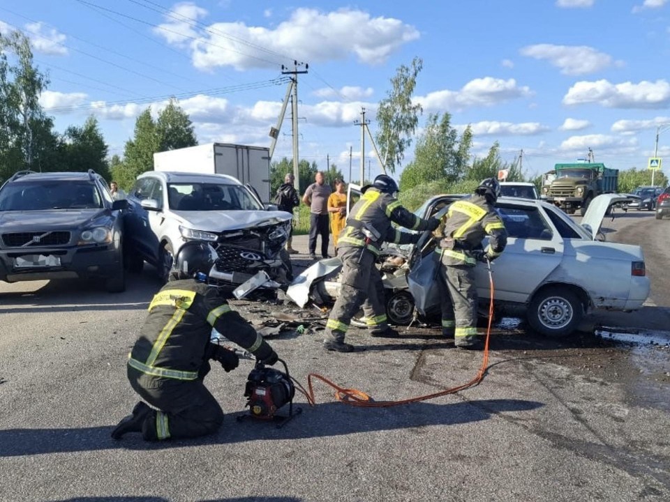 Спасатели деблокировали водителя и пассажирку, пострадавших в ДТП в Ступине