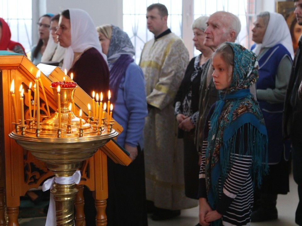 Почему на службе в церкви надо стоять на ногах