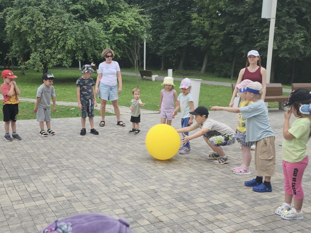 В Центральном парке Истры провели веселые игры с мячами