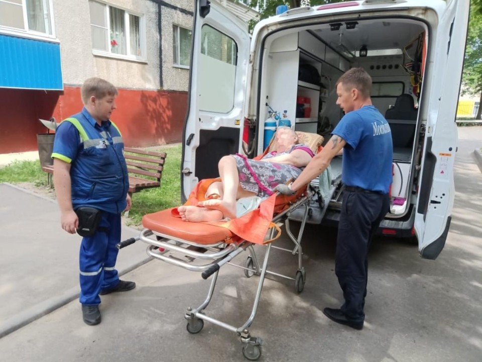 Спасатели помогли врачам транспортировать больную пенсионерку в Кашире