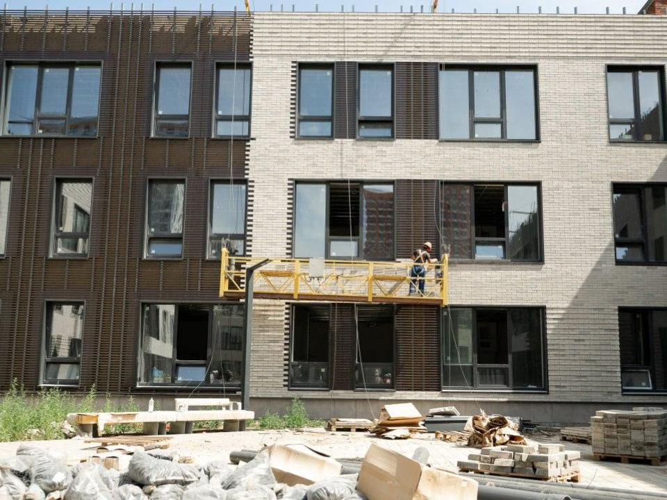 Отделку фасада и обустройство кровли завершают в новой школе Люберец