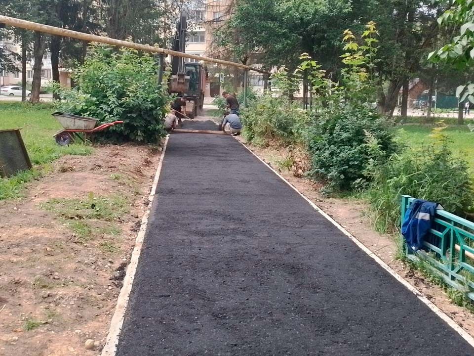 У домов №1 и №2 в ЗАТО Восход заасфальтировали пешеходную дорожку