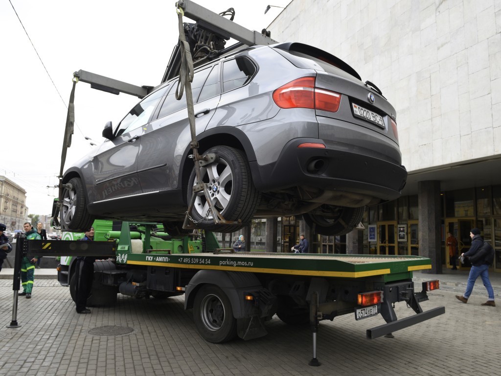 Котельники продолжили борьбу с парковкой автомобилей у мусорных баков