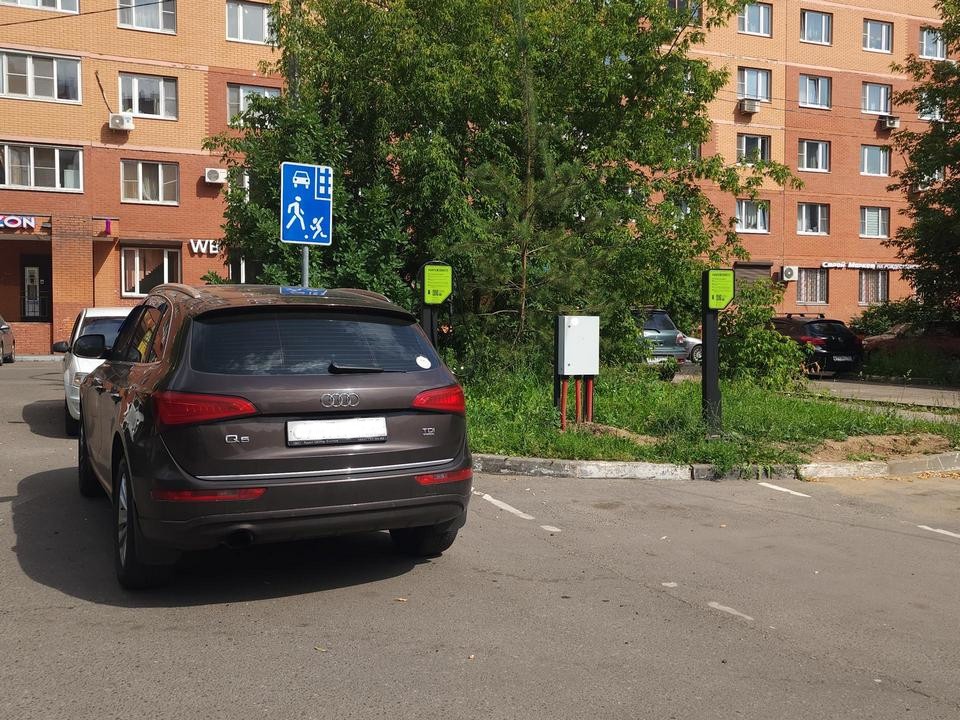 Точка подзарядки электроавто круглосуточно работает возле гимназии №16 в Мытищах