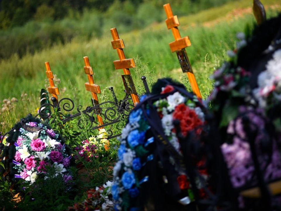 Грязь и бездорожье на краснознаменском кладбище ликвидируют до конца года