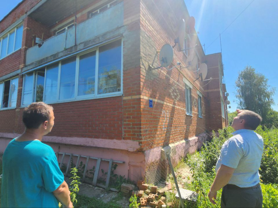 Проблему с сыростью в квартирах решили в двухэтажке Коровина