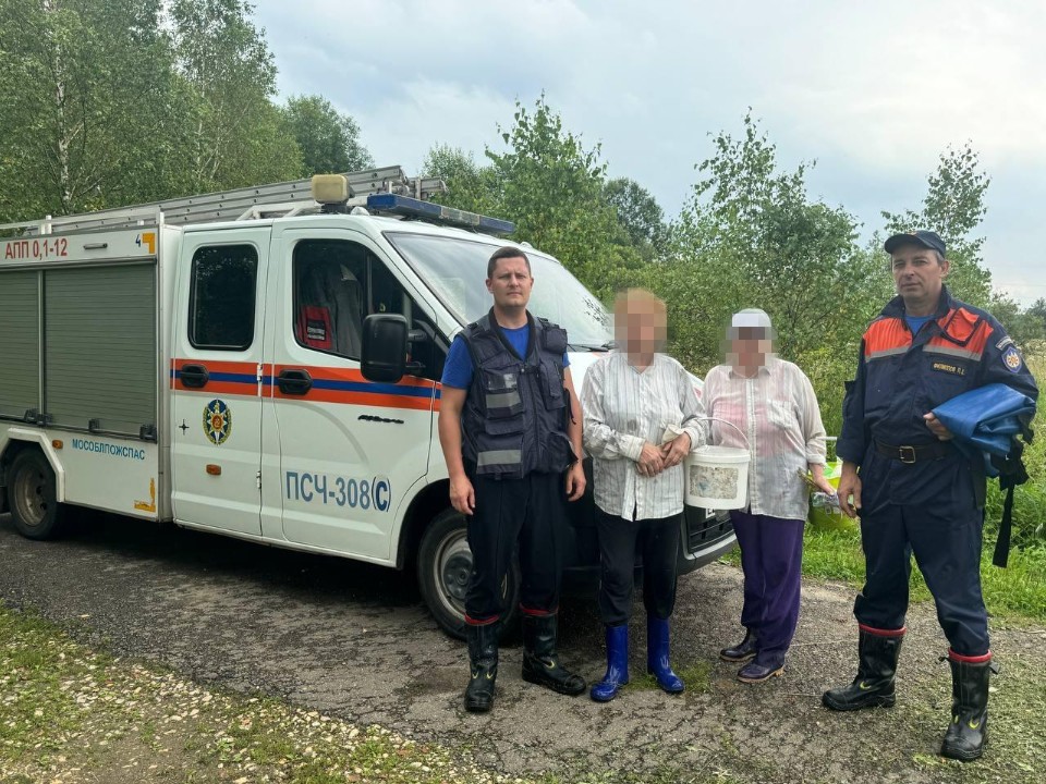 Спасатели  разыскали трех пенсионерок, заблудившихся в лесу в Можайском округе