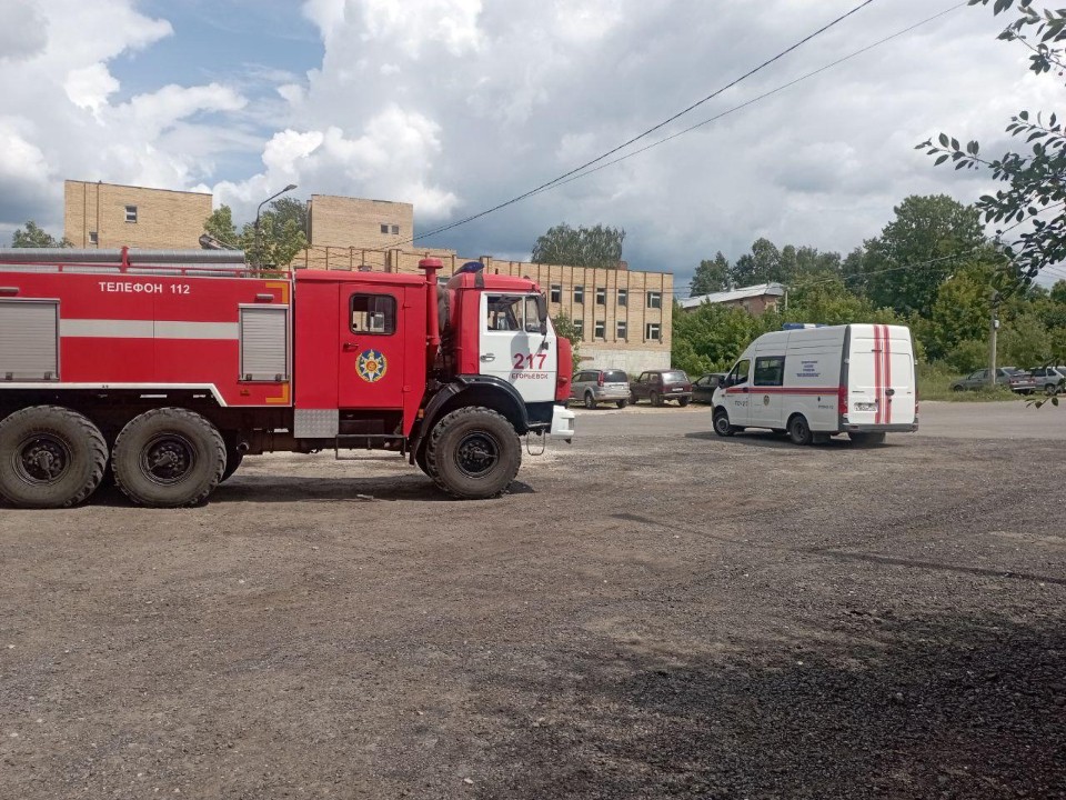 Спасатели помогли перенести пациентку весом 130 кг в машину скорой помощи в Егорьевске