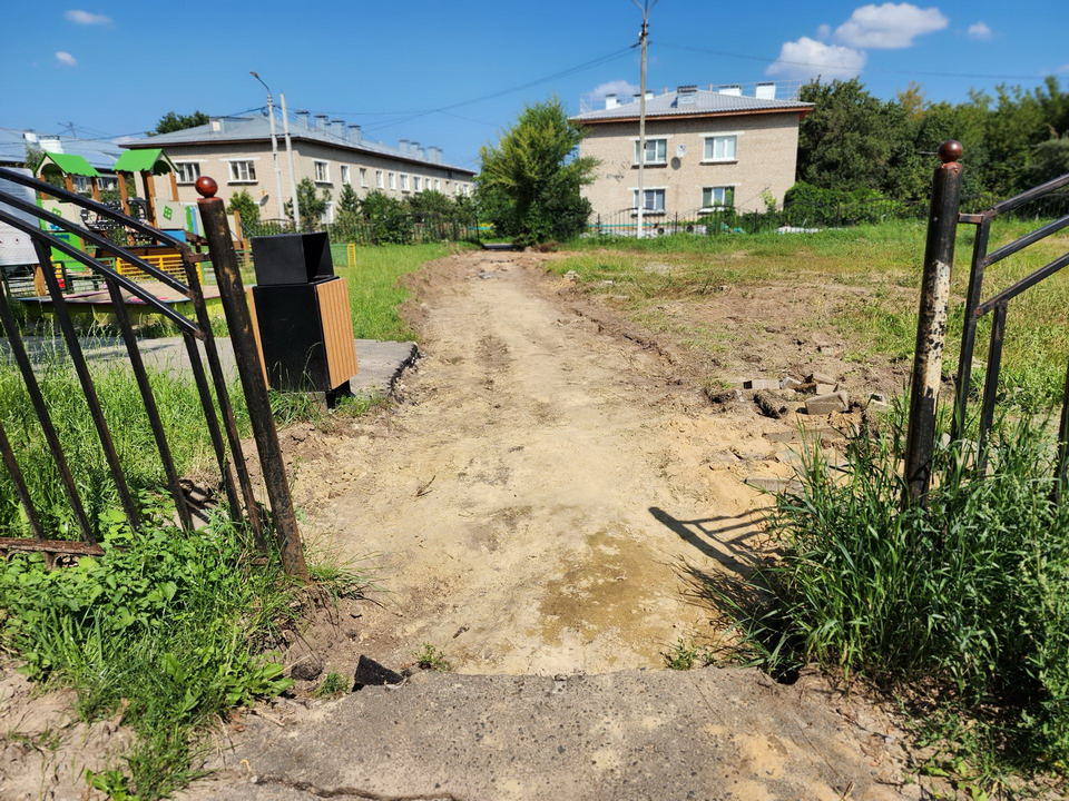 В Обухове приступили к обновлению двора на Луговой улице