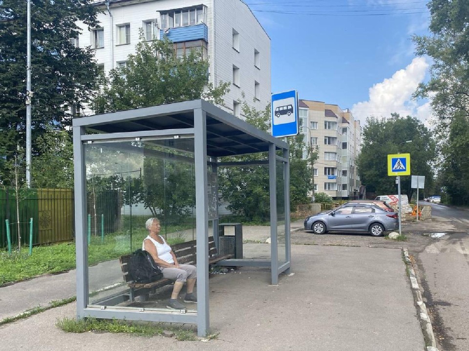 На автобусной остановке на улице Радужной заменили разбитые стекла
