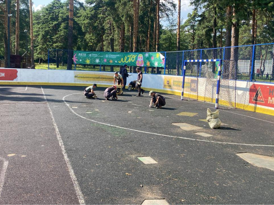 На хоккейном корте Кузьминского лесопарка меняют резиновое покрытие