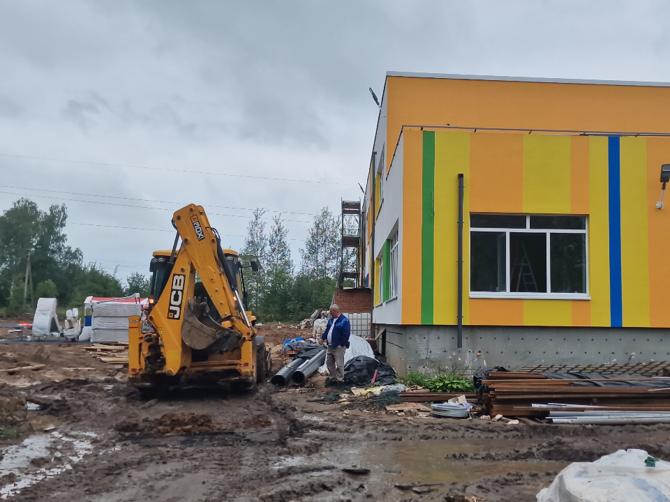 В детском саду «Василек» установят качели, балансиры и 30 наружных светильников