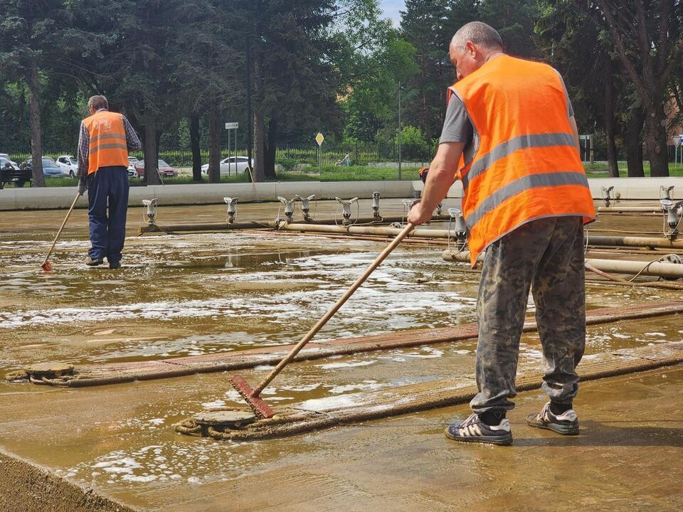 В Пущине провели генеральную уборку фонтана
