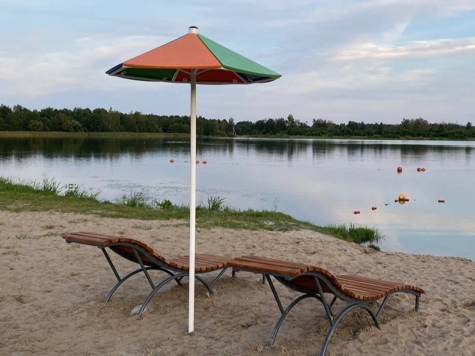 На пляже в Рошале установили новые шезлонги