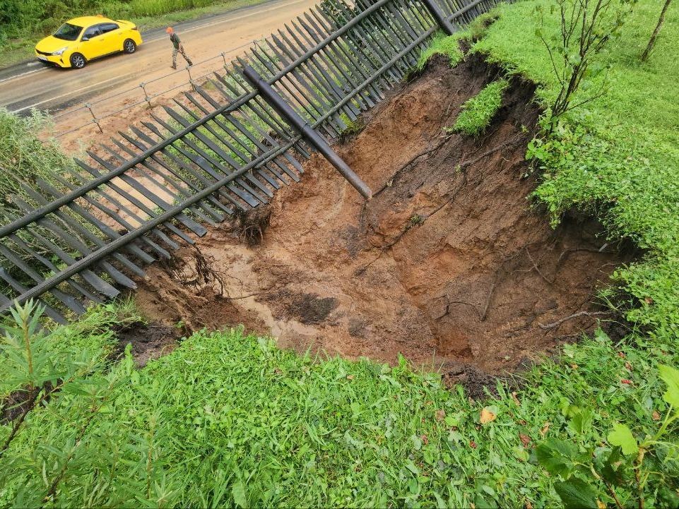 В Можайске ликвидируют последствия схождения огромного оползня во время ливня