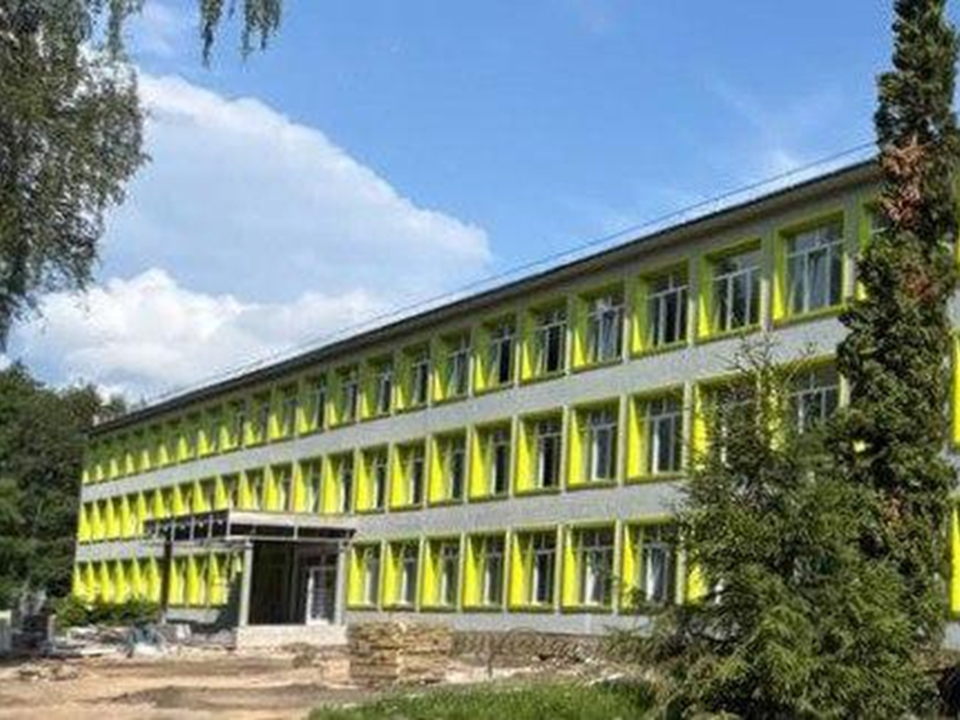 В деревне Серково в школе №21 начали расставлять мебель и приводить в порядок территорию