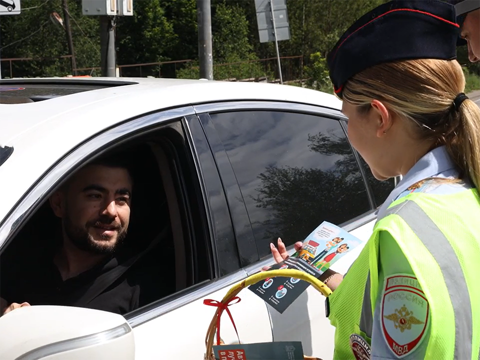 Одинцовские автоинспекторы спасают водителей от жары холодным мороженым
