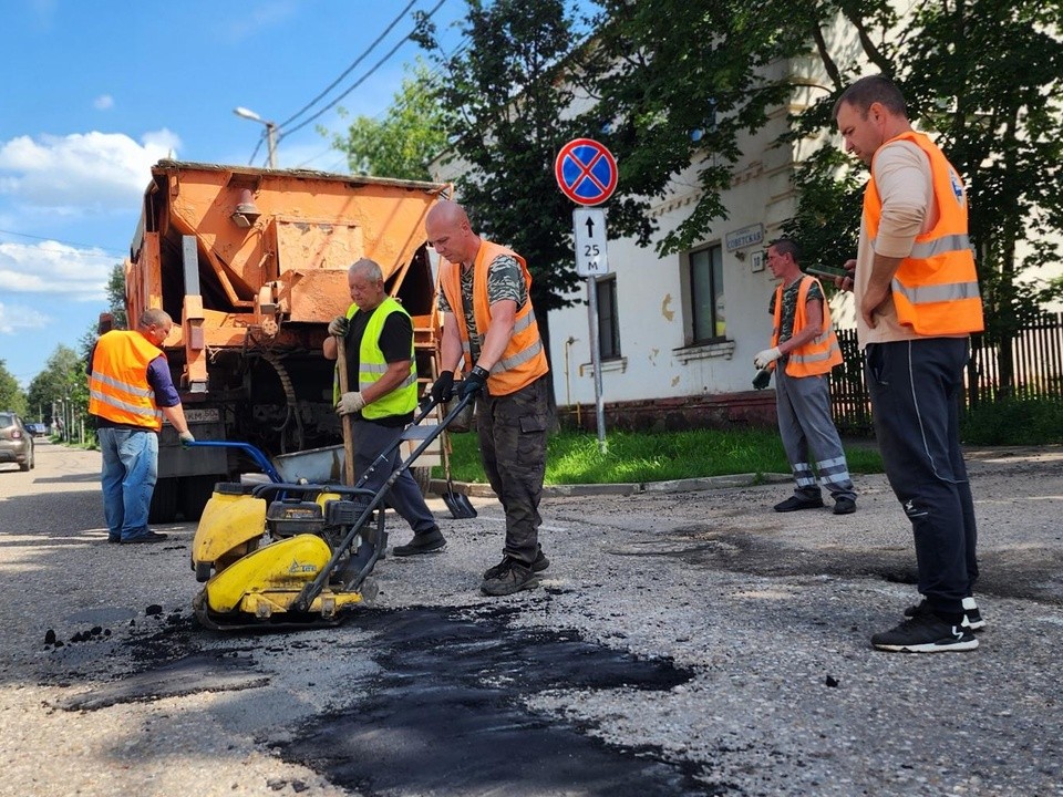 Волоколамские дорожники залатали ямы на Советской улице