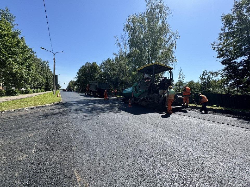 В Шаховской начали укладку нового асфальта на основных дорогах