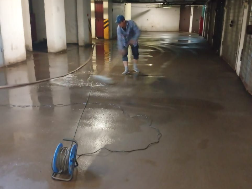 Из подтопленного паркинга в многоэтажке Котельников откачали воду