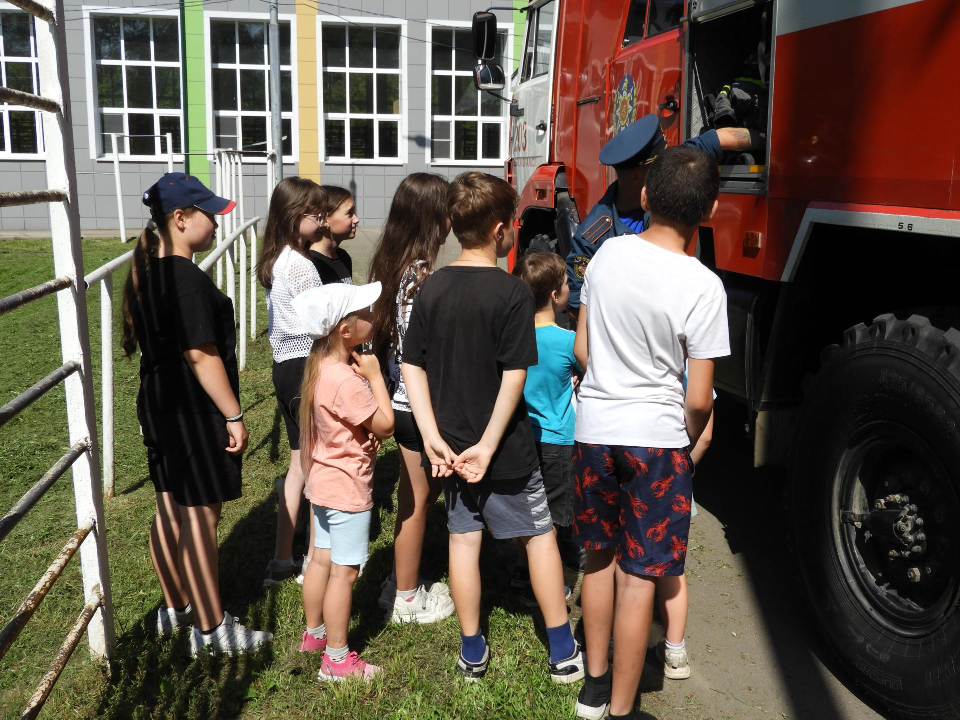 Пожарные Волоколамского округа провели занятия для детей в лагере