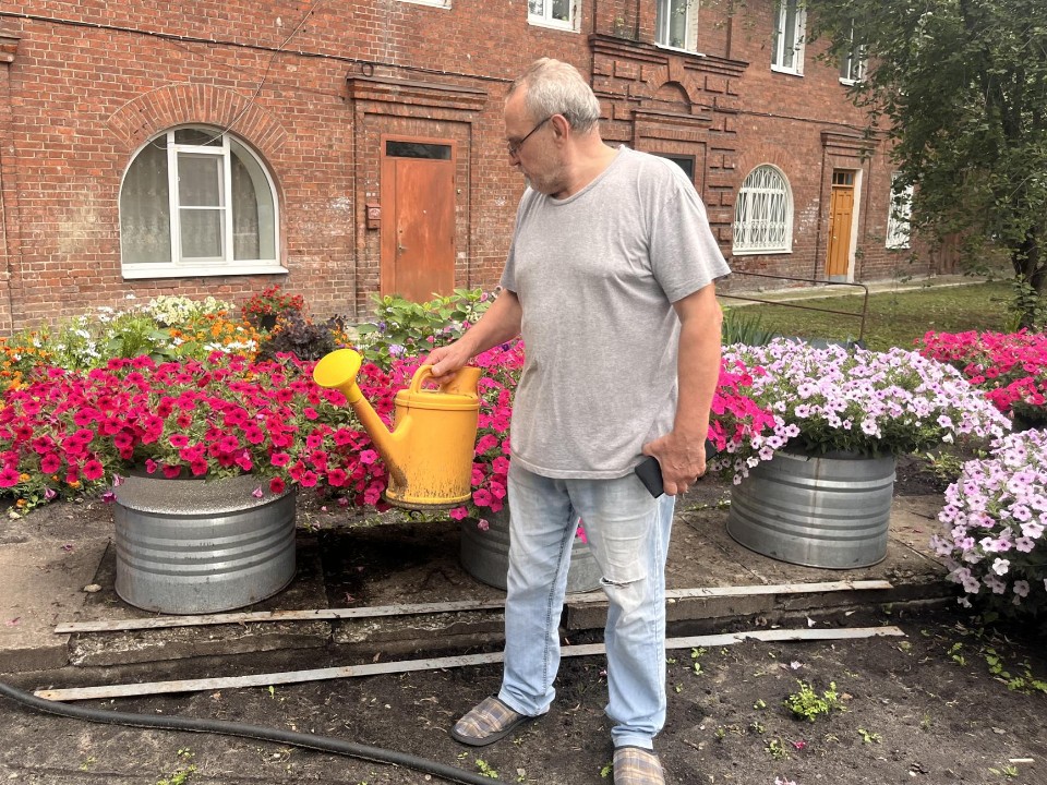 Пенсионер из Шатуры делится рассадой своих цветов с жителями