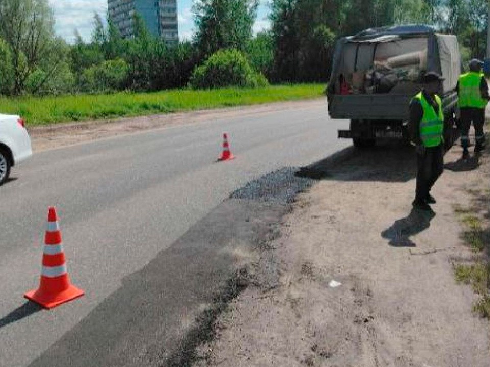 На Льяловском шоссе устранили опасную яму на дороге
