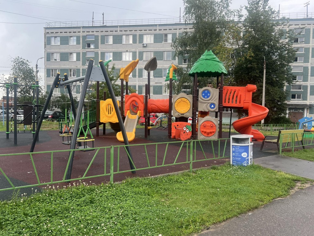 Качели, карусели на радость детям: в Юбилейном открыли новый игровой комплекс