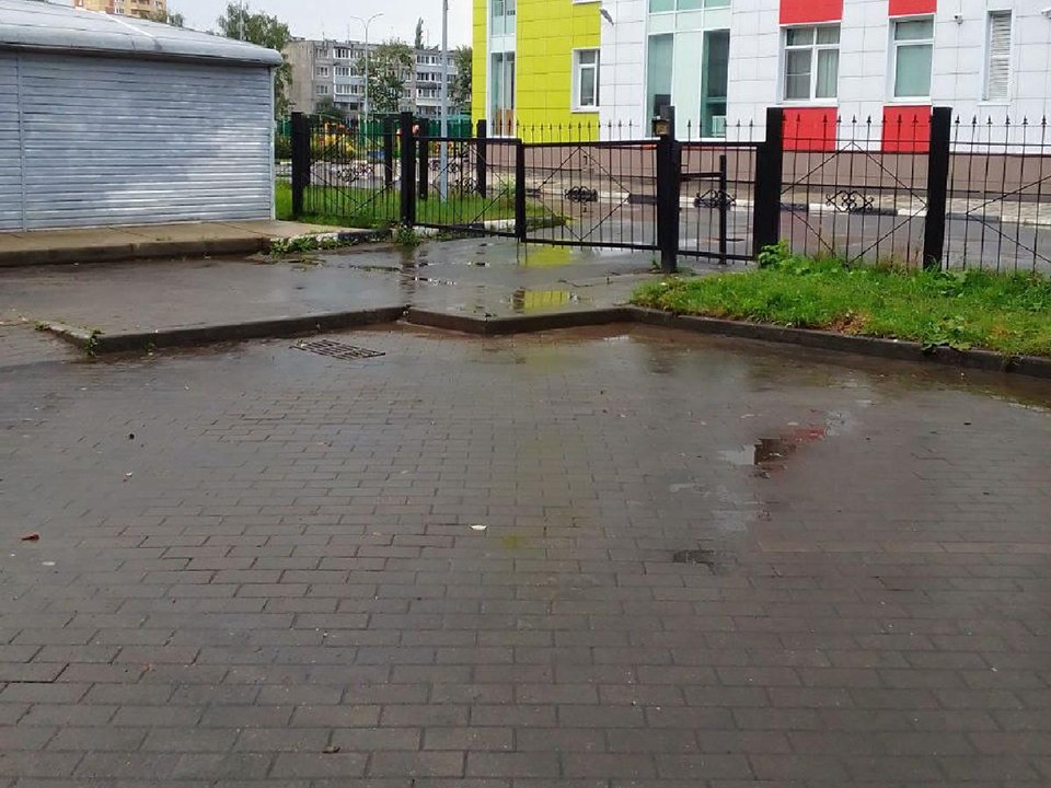 Огромную лужу, которая мешала прохожим, откачали на улице Горького