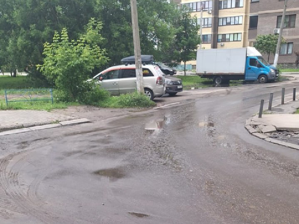 В Дмитрове осушили огромную лужу, из-за которой жители не могли попасть в магазин