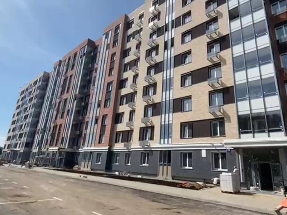 Завершается строительство дома для переселенцев из аварийного жилья