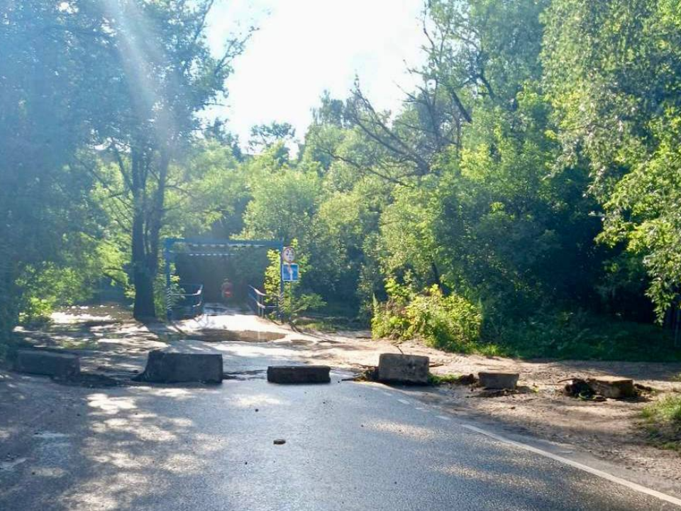 Ограждения у подтопленного моста на Рожайке не остановили отчаянных водителей