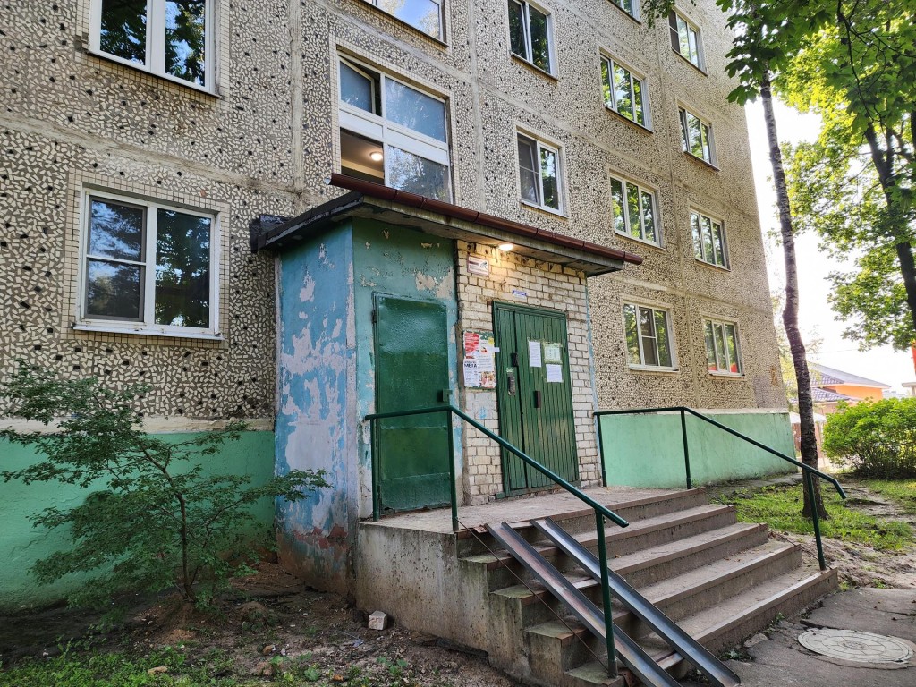 В доме №2 микрорайона Рекинцо отремонтируют канализацию и электропроводку