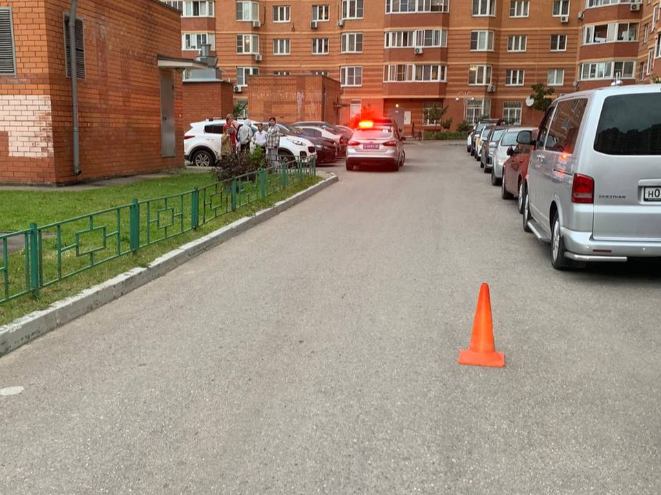 В микрорайоне Южный ребенок попал под колеса авто и получил травмы