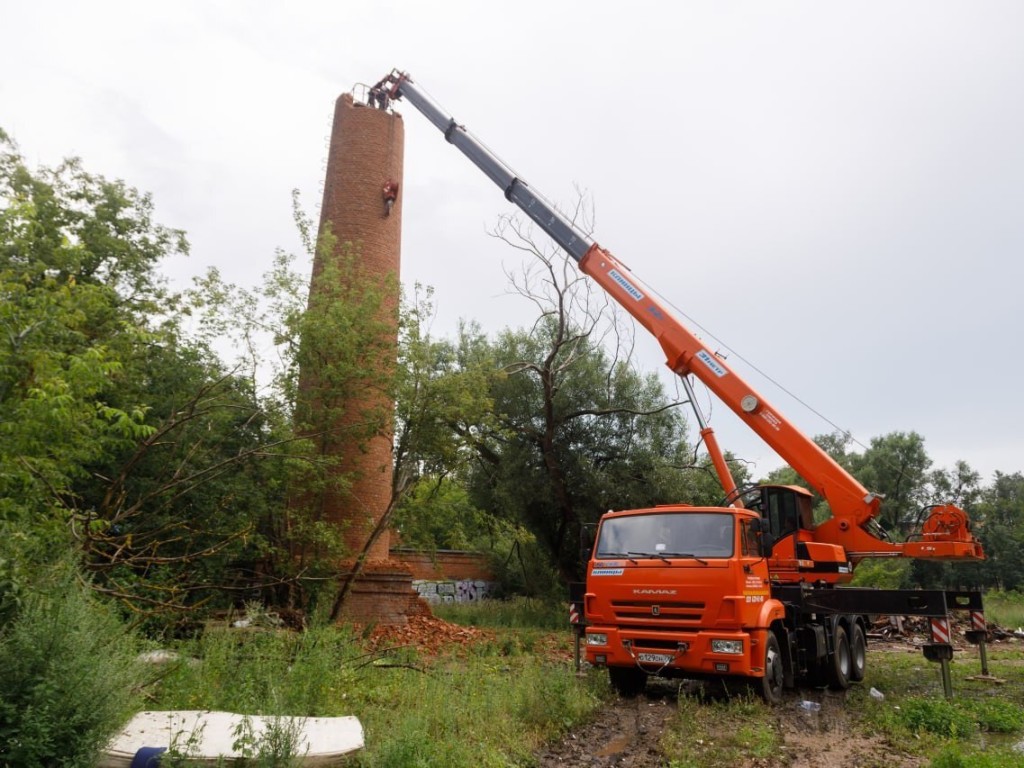 В 25-м квартале Сергиева Посада вручную разбирают трубу заброшенной котельной