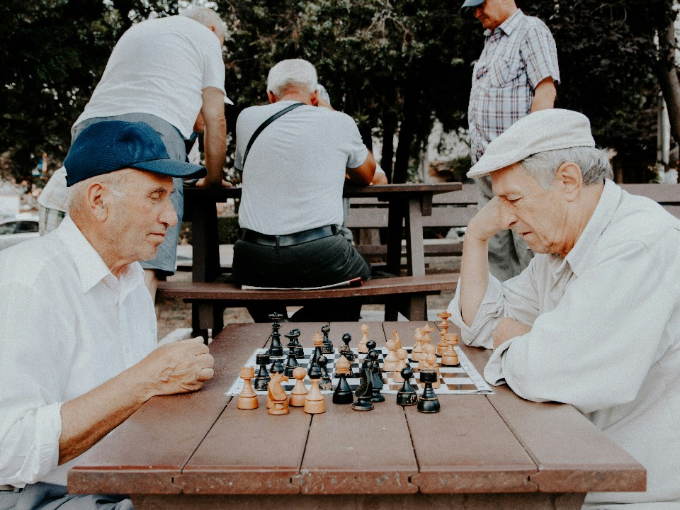 Пенсионерам старше 80 лет начали автоматически начислять надбавку на уход