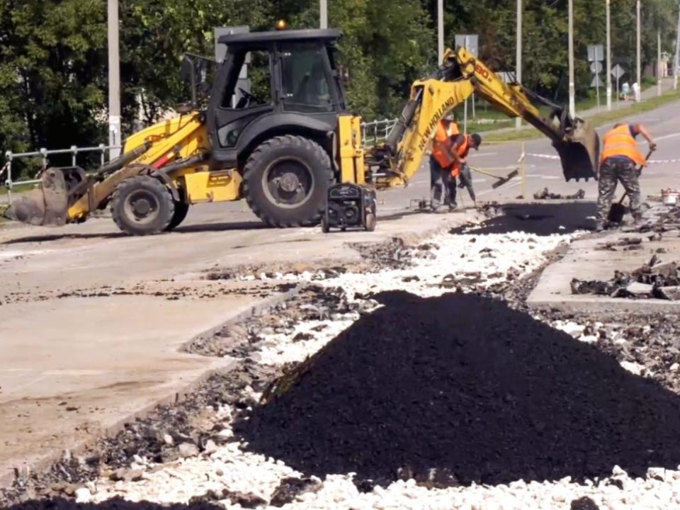 На улице Антипова укладывают асфальт на месте аварийных работ