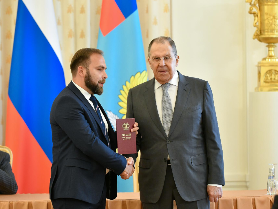 Сергей Лавров вручил ветерану СВО из Фрязина диплом МГИМО