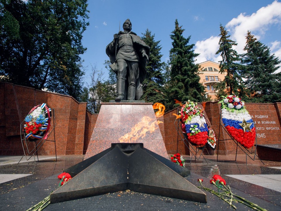 Оштрафовать родителей плюющего в Вечный огонь мальчика просят жители Звенигорода