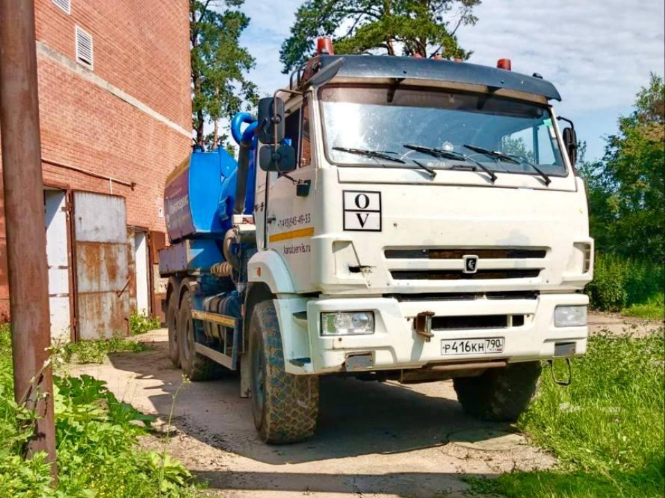 Сотрудники водоканала обеспечивают работу систем водоснабжения и водоотведения