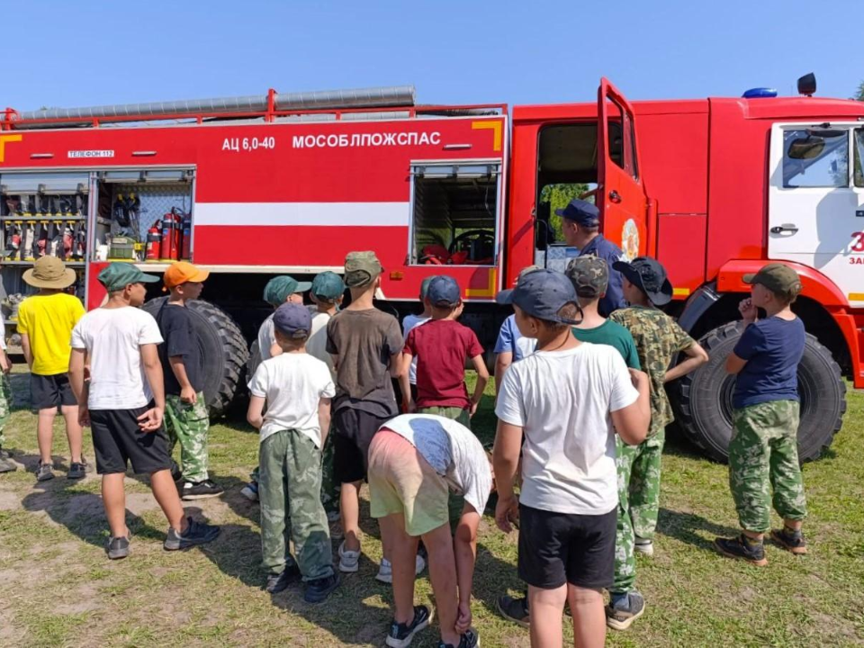 Пожарные обучили безопасности воспитанников лагеря «Пересвет» в Зарайске