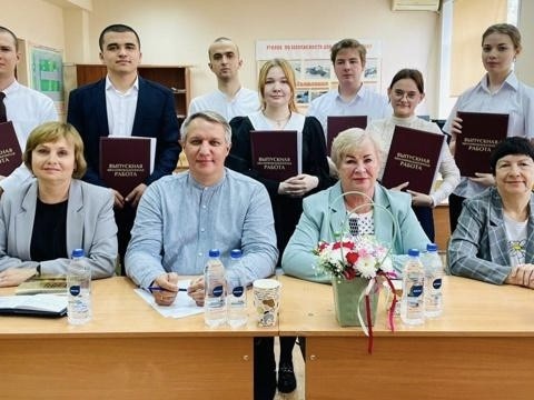 В Дмитровском ДИНО успешно защитили дипломы по госуправлению