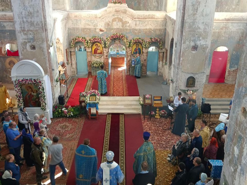 Где в храме место для женщин, а где для мужчин: священник дает ответ