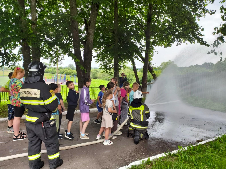 В Наро-Фоминске пожарные провели урок безопасности для детей из летнего лагеря