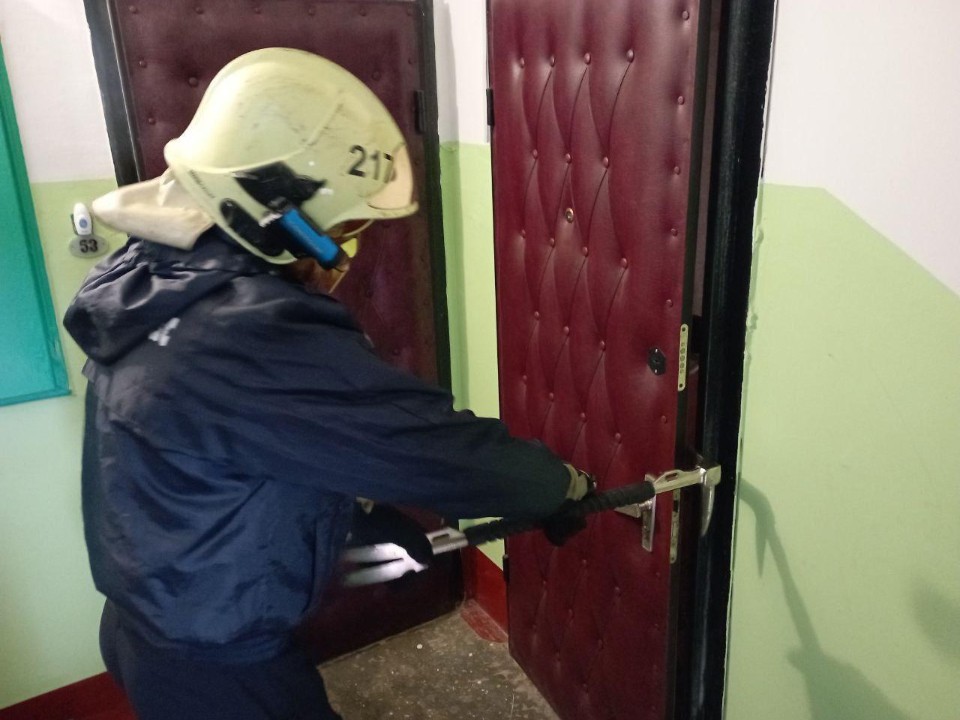 Спасатели вскрыли дверь квартиры в Егорьевске, внутри которой был заперт ребенок