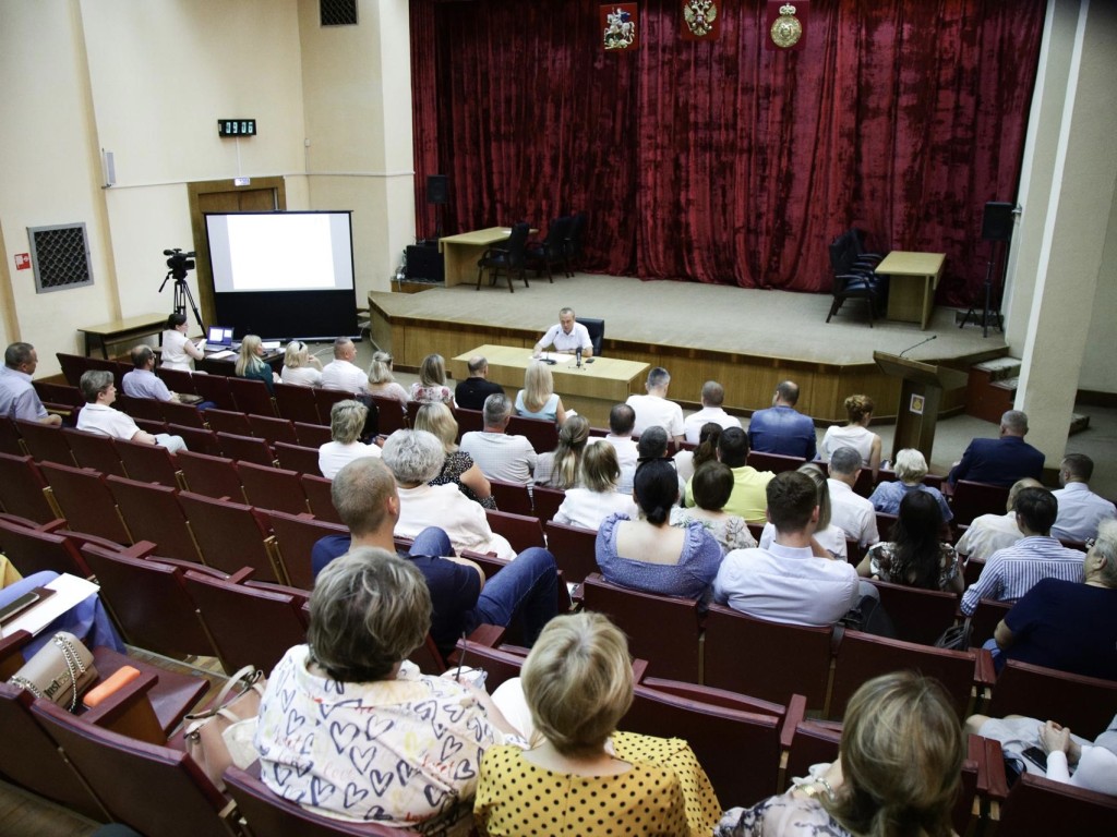 Власти Воскресенска проверили ход ремонта дорог и школ перед новым учебным годом